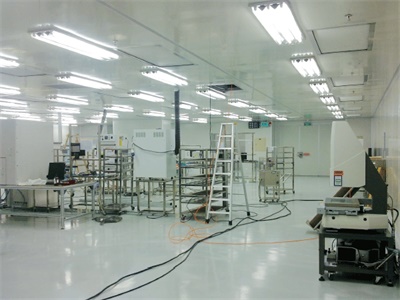 專業(yè)恒溫恒濕設(shè)備搭建恒溫恒濕室，不斷完善  　　恒溫恒濕室可根據(jù)需求定制，控溫精確，質(zhì)量好，服務(wù)好。精選優(yōu)質(zhì)進口元件，性能穩(wěn)定可靠，可用于第三方校準(zhǔn)。為您建立一個獨特的實驗室，高質(zhì)量的產(chǎn)品質(zhì)量和出色的客戶服務(wù)一定會讓您滿意。  　　恒溫恒濕實驗室是生產(chǎn)企業(yè)進行產(chǎn)品質(zhì)量檢查與控制，流通領(lǐng)域商品質(zhì)量檢查的基礎(chǔ)設(shè)施。恒溫恒濕實驗室廣泛用于棉紡，毛紡，化纖，造紙，包裝，煙草生產(chǎn)企業(yè)和質(zhì)檢，纖維檢驗等部門，符合相關(guān)的ISO和GB標(biāo)準(zhǔn)，紡織品，紡織原料，紙張，紙制品和紙盒等。必須在標(biāo)準(zhǔn)大氣條件下對商品的定性物理項目進行檢查。恒溫恒濕實驗室的組成因素是實驗室的外部裝飾和實驗室的空調(diào)。實驗室的外部裝飾可使實驗室內(nèi)的溫度和濕度條件變化很小，并且可以有效地調(diào)節(jié)實驗室的空調(diào)室內(nèi)溫度和濕度，以達到生產(chǎn)所需的條件。  　　恒溫恒濕實驗室被廣泛使用，例如紙張測試和涂料測試，包裝測試，三坐標(biāo)測試，測量校準(zhǔn)，科研機構(gòu)等，這對于企業(yè)所扮演的角色也至關(guān)重要，可以改善產(chǎn)品質(zhì)量。在保持優(yōu)越的同時，消費者和企業(yè)的權(quán)益得到保護。在恒溫恒濕實驗室設(shè)計過程中，相關(guān)技術(shù)人員必須考慮客戶所在行業(yè)的特征，實際需求和操作程序。我們可以發(fā)現(xiàn)，這樣的實驗室已成為無數(shù)公司的基礎(chǔ)設(shè)施。含義也很重要。  　　如今，恒溫恒濕實驗室的設(shè)計不僅需要考慮溫度，濕度等因素，而且還需要放置恒溫恒濕設(shè)備和實驗室工作臺。簡而言之，如果實驗室設(shè)計合理，不僅可以提高整體工作效率，而且可以為業(yè)務(wù)的整體運營做出巨大貢獻。如果您想擁有一個性能卓越的實驗室，則必須盡早進行恒溫恒濕實驗室的設(shè)計和規(guī)劃，以便可以進一步制定以后的安裝計劃，從而節(jié)省時間和人力并節(jié)省實驗室的建設(shè)成本。希望本文中的每個人都可以考慮恒溫恒濕實驗室設(shè)計過程中應(yīng)考慮的相關(guān)因素。